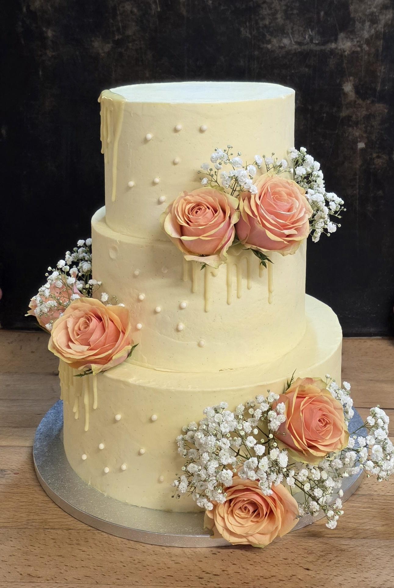 Dreistöckige Hochzeitstorte mit apricotfarbenen Rosen