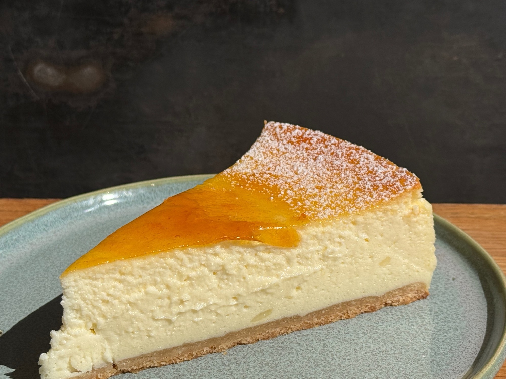 Käsekuchenstück auf einem Keramikteller