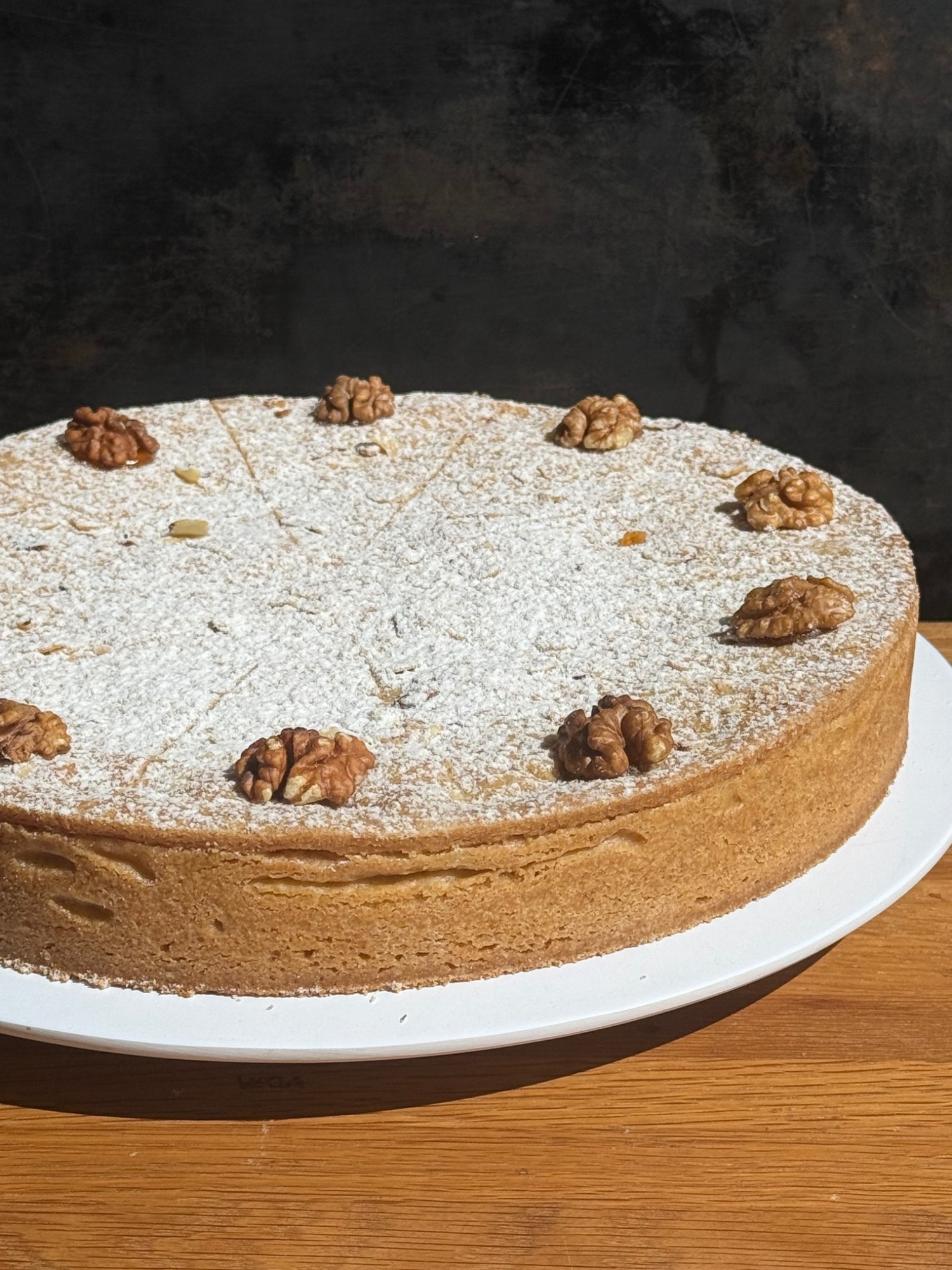 Kuchen mit Puderzucker und Walnussdekoration