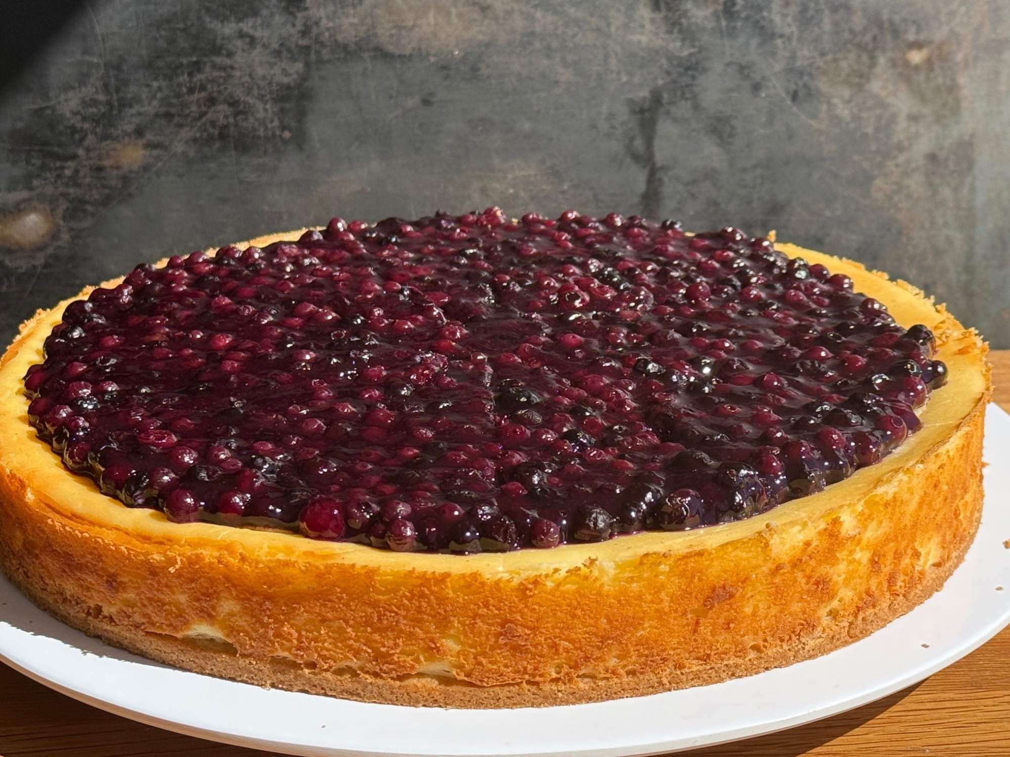 Kuchen mit dunklem Beerenbelag