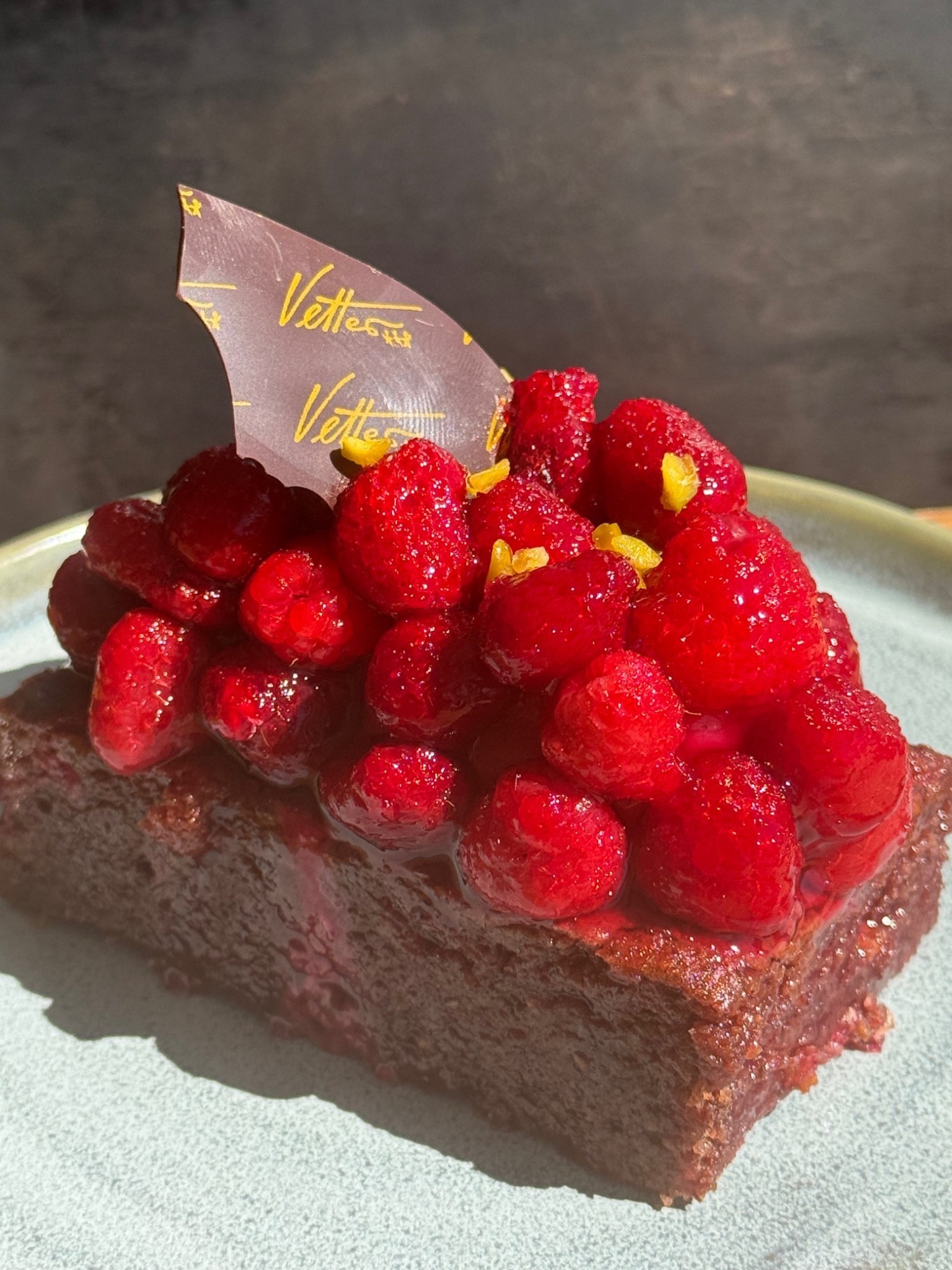 Kuchenstück mit Himbeeren und Vetter-Schokoladendekor