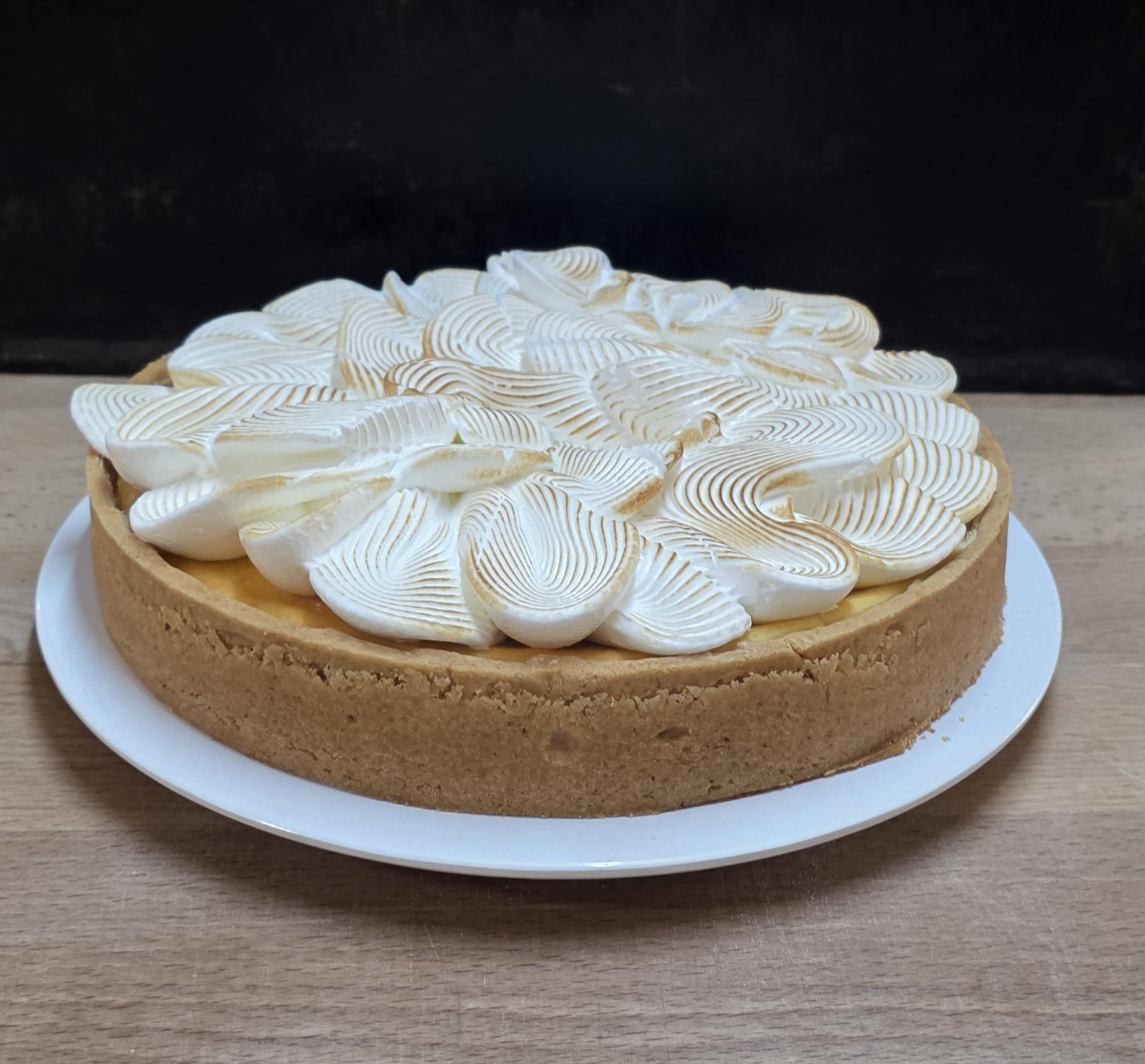 Tarte mit kunstvoll aufgespritzter Baiserhaube