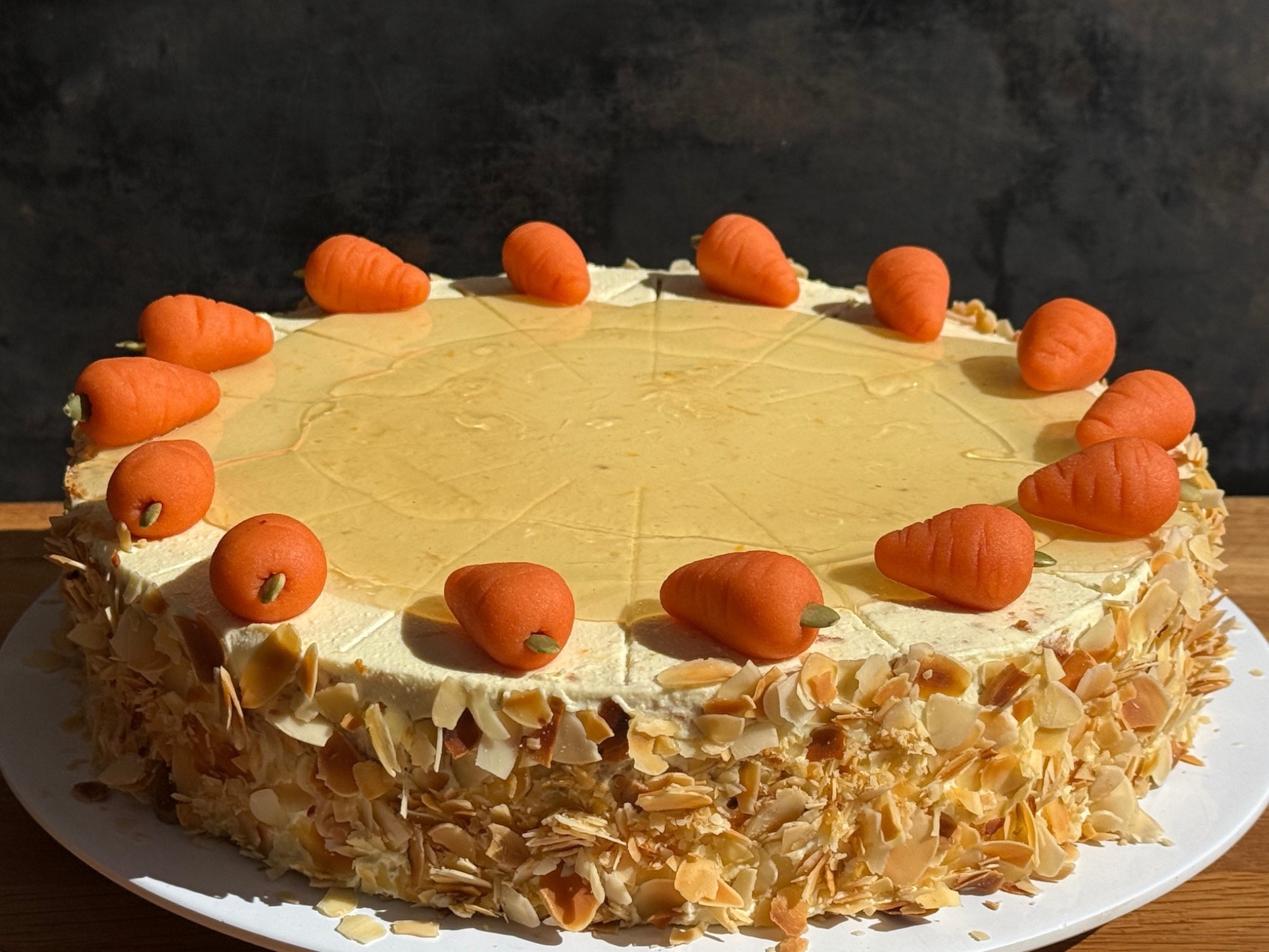 Torte mit Möhrendekoration und Mandelblättchen